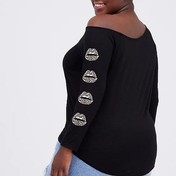 4X - Torrid | OFF-SHOULDER TEE - HERITAGE SLUB LEOPARD LIPS BLACK - Picture 2 of 4